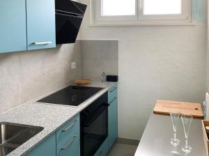 Kuchyň nebo kuchyňský kout v ubytování Apartment Residenza Lido Appartment 601 by Interhome