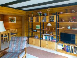 een woonkamer met een tv en boekenplanken bij Apartment Am Hohen Bogen-39 by Interhome in Arrach