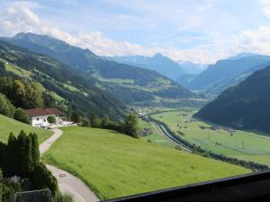 vistas a un valle con río y montañas en Apartment Kröll by Interhome en Aschau