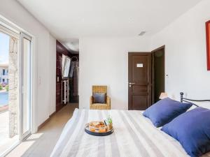une chambre avec un lit avec un plateau de nourriture dessus dans l'établissement Holiday Home Villa Belios by Interhome, à Porto-Vecchio