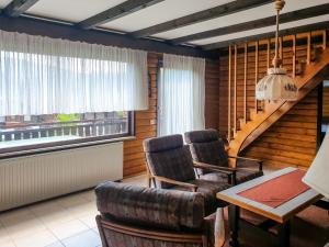 アルラッハにあるHoliday Home Am Hohen Bogen-44 by Interhomeの椅子2脚とテーブルのあるリビングルーム +30枚の写真