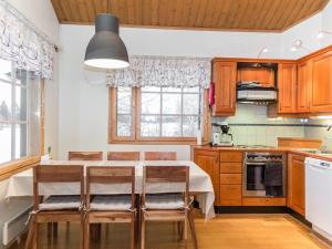 eine Küche mit einem Tisch und Stühlen im Zimmer in der Unterkunft Holiday Home Fore camp by Interhome in Tahkovuori