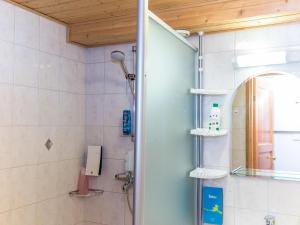 eine Dusche mit Glastür im Bad in der Unterkunft Holiday Home Fore camp by Interhome in Tahkovuori