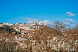 uma cidade no topo de uma colina com edifícios em Campanile Lyon Centre - Gare Perrache - Confluence em Lyon