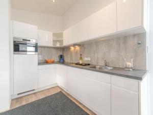 Kuchyň nebo kuchyňský kout v ubytování Holiday Home Vakantiehuis Ruisweg 38 by Interhome