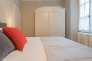 Letto o letti in una camera di Torno Design Apartment by Rent All Como