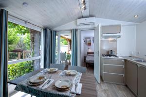 Kuchyň nebo kuchyňský kout v ubytování Camping Porto srl