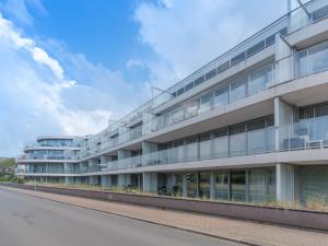 ein Bürogebäude mit Glasfenstern und einer Straße in der Unterkunft Apartment Residentie Odyssea I by Interhome in Bredene