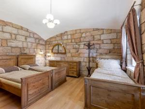 Tempat tidur dalam kamar di Holiday Home Dolní Olešnice by Interhome