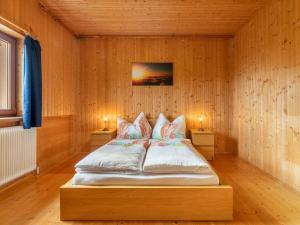 ホーホにあるHoliday Home Pistenblick-4 by Interhomeの木製の壁のベッドルーム1室