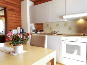 Kuchyňa alebo kuchynka v ubytovaní Holiday Home Ferienpark Himmelberg-5 by Interhome