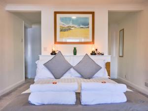 1 dormitorio con 1 cama blanca grande con almohadas en Apartment Imperial Apartment by Interhome, en Oban