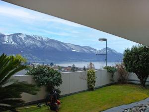 Elle comprend un balcon offrant une vue sur le lac et les montagnes. dans l'établissement Apartment Casa Pace by Interhome, à Ascona