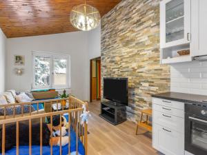 Kuchyň nebo kuchyňský kout v ubytování Holiday Home Desná v Jizerských horách by Interhome