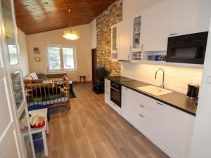 Kuchyň nebo kuchyňský kout v ubytování Holiday Home Desná v Jizerských horách by Interhome