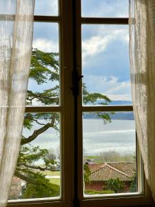 ein Fenster mit Meerblick in der Unterkunft Palazzo Barbini Dimora Storica in Castiglione del Lago