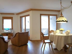 uma sala de jantar com mesa e cadeiras em Apartment Chesa Ginellas by Interhome em Sils Maria