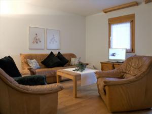 Posezení v ubytování Apartment Chesa Ginellas by Interhome