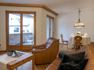 Posezení v ubytování Apartment Chesa Ginellas by Interhome