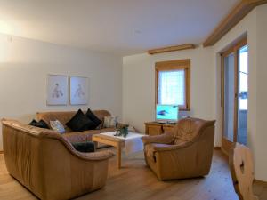 Posezení v ubytování Apartment Chesa Ginellas by Interhome
