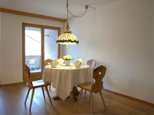 Fotografie z fotogalerie ubytování Apartment Chesa Ginellas by Interhome v destinaci Sils Maria