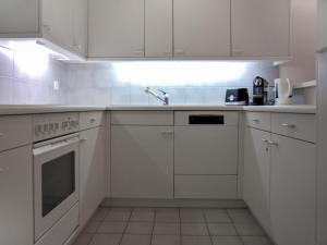 Kuchyň nebo kuchyňský kout v ubytování Apartment Chesa Ginellas by Interhome