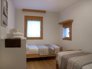 Postel nebo postele na pokoji v ubytování Apartment Chesa Ginellas by Interhome