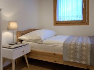 Postel nebo postele na pokoji v ubytování Apartment Chesa Ginellas by Interhome