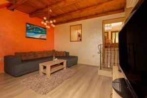 uma sala de estar com um sofá e uma mesa em Holiday Home Ana's Paradise em Mlini