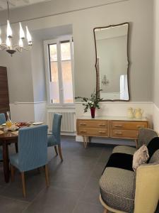 uma sala de estar com uma mesa e um espelho em Mia roma centro em Roma