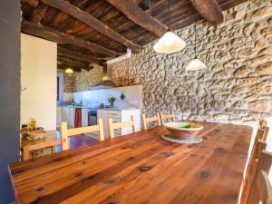 cocina y comedor con mesa de madera en Holiday Home Tio Pepe de Maja by Interhome, en Godall