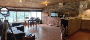 sala de estar con cocina y comedor en Buhardilla rústica muy acogedora, en Villahermosa del Río