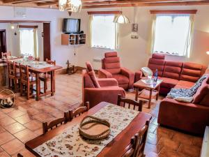 una sala de estar con sofás, sillas y mesas. en Holiday Home Loukov u Semil by Interhome, en Loukov