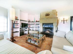 uma sala de estar com um sofá e uma lareira em Holiday Home La Gargouille by Interhome em Sant Antoni de Calonge