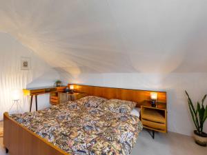 מיטה או מיטות בחדר ב-Holiday Home Červený Kostelec by Interhome
