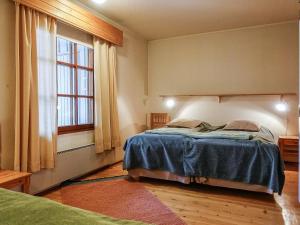 Tempat tidur dalam kamar di Holiday Home Saariseläntie 8 e 11 by Interhome