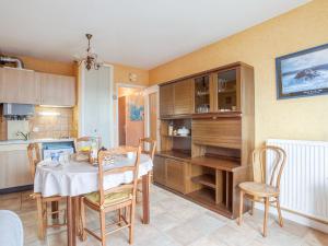 cocina y comedor con mesa y sillas en Apartment Résidence Les Béniguets by Interhome, en Quiberon