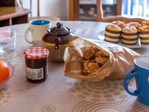 una mesa con una bolsa de pastas y tazas de café en Apartment Résidence Les Béniguets by Interhome, en Quiberon