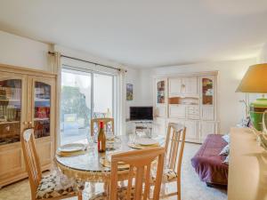 - une salle à manger avec une table, des chaises et un canapé dans l'établissement Apartment Bibi Beaurivage by Interhome, à Biarritz