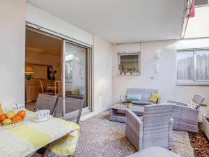 - un salon avec une table et des chaises dans l'établissement Apartment Bibi Beaurivage by Interhome, à Biarritz