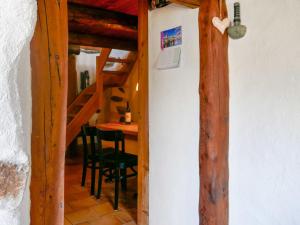 een hal met een tafel en stoelen in een kamer bij Holiday Home Scateto 66 by Interhome in Malvaglia