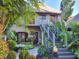 プレトリアにあるWaterhouse Guest Lodge in Waterkloofの階段のある家 +32枚の写真