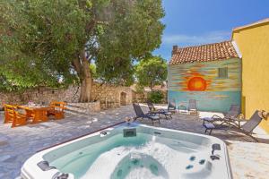 uma banheira de hidromassagem num quintal com um edifício em Holiday Home Ana's Paradise em Mlini