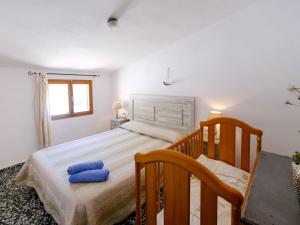 um quarto com uma cama grande e almofadas azuis em Holiday Home Pino by Interhome em Les Cases d'Alcanar