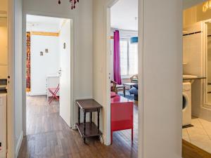 einen Flur mit einem Wohnzimmer und einem Esszimmer in der Unterkunft Apartment Broussais by Interhome in Saint-Malo