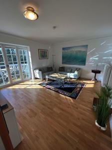 sala de estar con sofá y mesa en Villa am Park en Bremerhaven