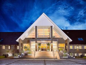 Un gran edificio con escaleras al frente. en The Lodge Billund, en Billund