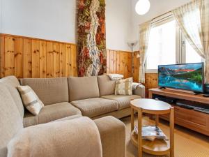 un salon avec un canapé et une télévision à écran plat dans l'établissement Holiday Home Lomarivi b1 by Interhome, à Kotila