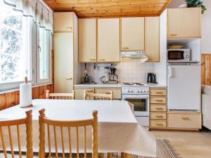 Kuhinja oz. manjša kuhinja v nastanitvi Holiday Home Lomarivi b1 by Interhome
