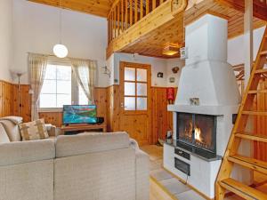 un salon avec une cheminée et un canapé dans l'établissement Holiday Home Lomarivi b1 by Interhome, à Kotila